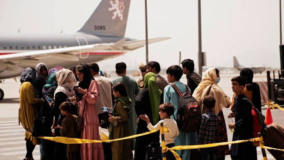 Refugiados en el aeropuerto de Kabul