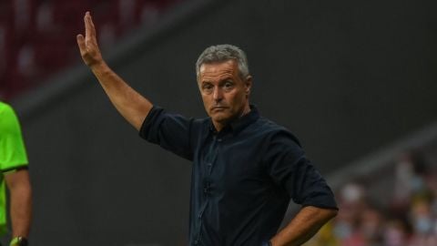 Fran Escrib&aacute;, dando indicaciones desde la banda en el partido del Elche en el estadio del Atl&eacute;tico de Madrid.