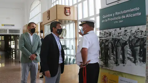 Un momento de la visita a la exposición Un momento de la visita a la exposición