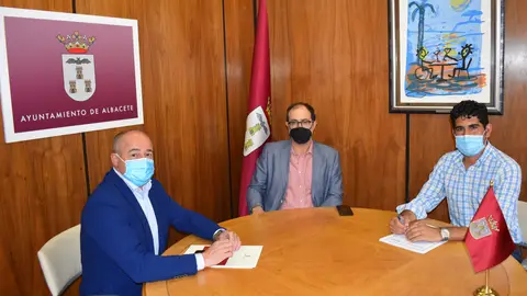 El alcalde reitera el apoyo del Ayuntamiento para difundir la labor de investigación y los recursos del Centro Asociado de la UNED en Albacete El alcalde reitera el apoyo del Ayuntamiento para difundir la labor de investigación y los recursos del Centro Asociado de la UNED en Albacete
