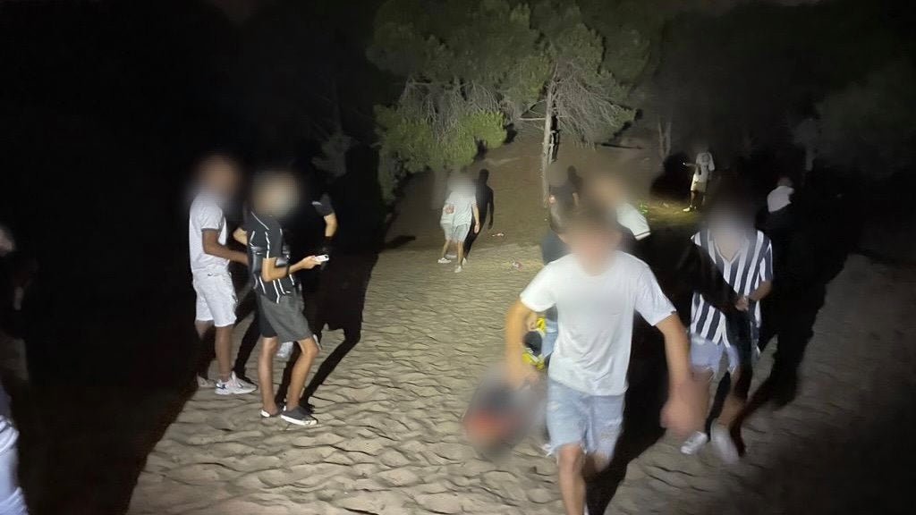 La Policía Local de Elche sorprende a un centenar de jóvenes en un botellón en el Clot de Galvany La Policía Local de Elche sorprende a un centenar de jóvenes en un botellón en el Clot de Galvany