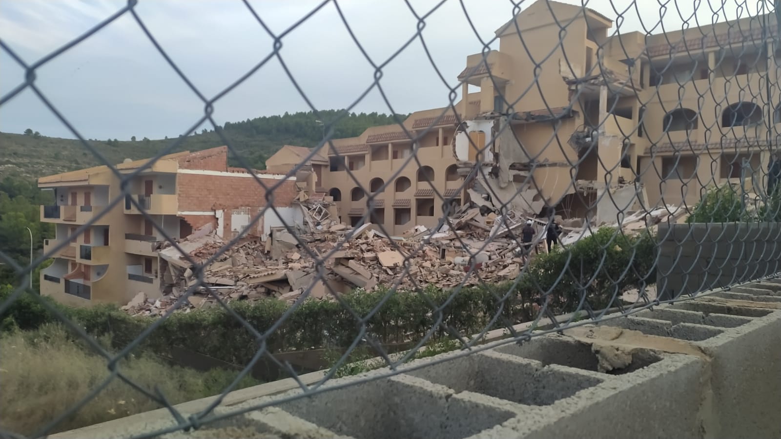 Rescatan con vida a unas de las personas atrapadas tras el derrumbe de un edificio en Peñíscola Rescatan con vida a unas de las personas atrapadas tras el derrumbe de un edificio en Peñíscola