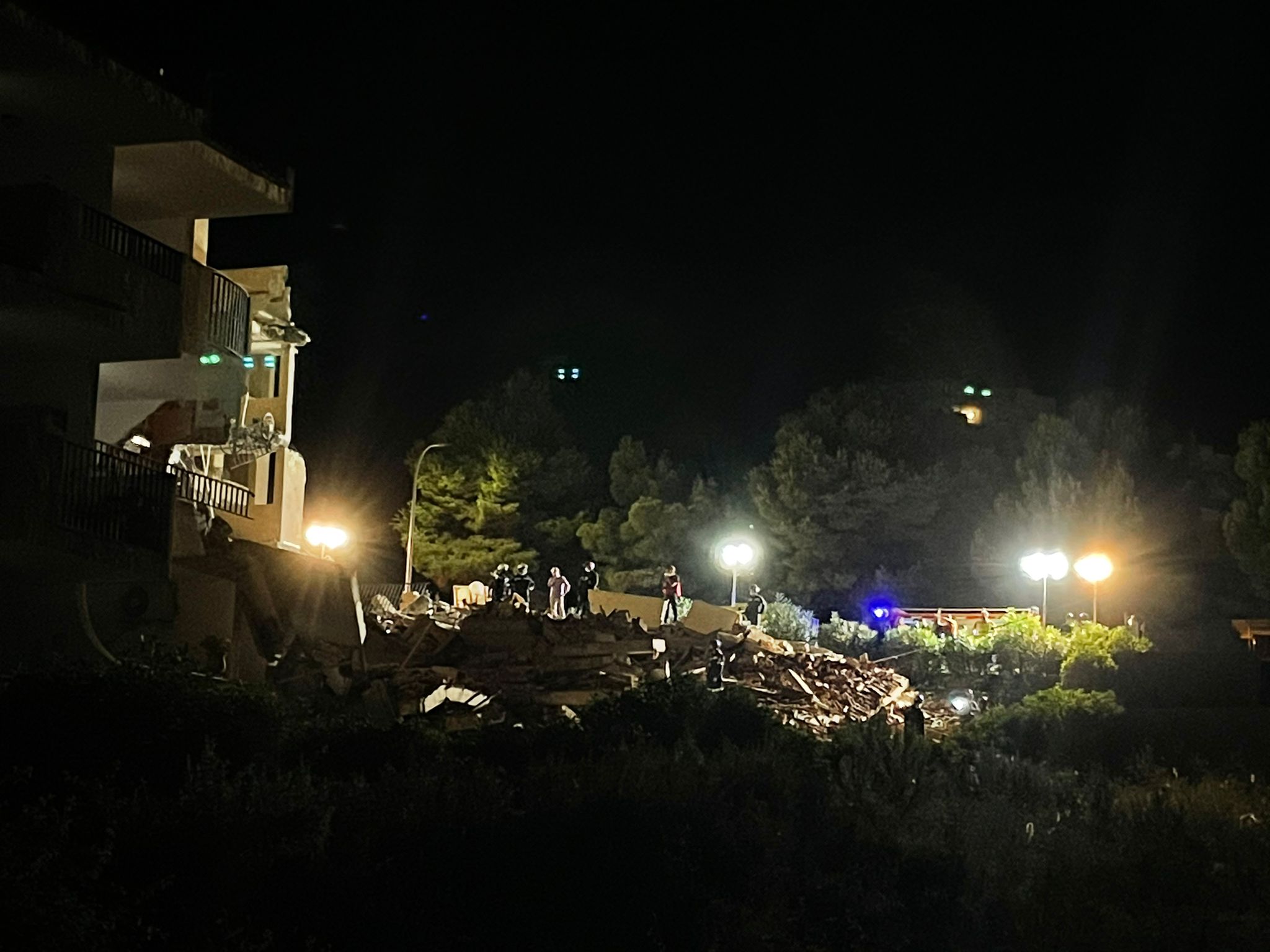 Rescatan con vida a una de las tres personas atrapadas en el derrumbe del edificio de Peñiscola Rescatan con vida a una de las tres personas atrapadas en el derrumbe del edificio de Peñiscola