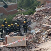 Los Servicios de Emergencias trabajando en los escombros tras el derrumbe de Peñíscola