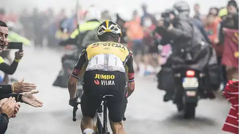 Primo Roglic, en la subida a los Lagos de Covadonga. Primo Roglic, en la subida a los Lagos de Covadonga.