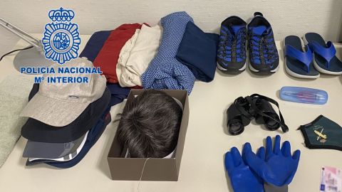Efectos intervenidos a los tres hombres detenidos en el aeropuerto de Elche. Efectos intervenidos a los tres hombres detenidos en el aeropuerto de Elche.
