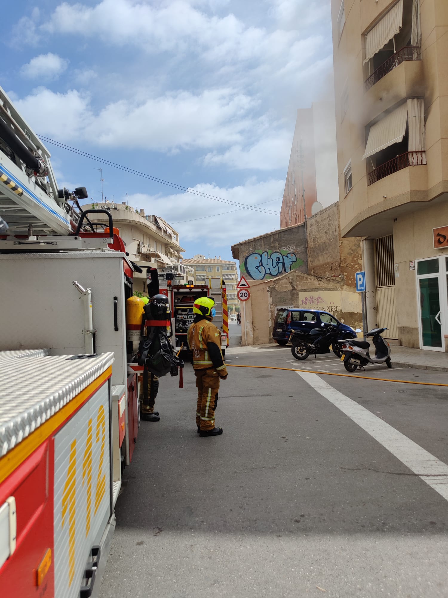 Una vivienda calcinada por un incendio en la calle Pati Fosc de la Vila Joiosa Una vivienda calcinada por un incendio en la calle Pati Fosc de la Vila Joiosa