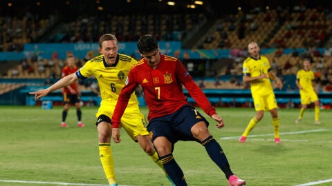 Augustinsson y Morata durante el Suecia-España de la Euro 2020