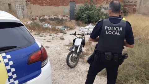 Agentes de la Policía Local de Elche junto al ciclomotor en el que iba el menor detenido. Agentes de la Policía Local de Elche junto al ciclomotor en el que iba el menor detenido.