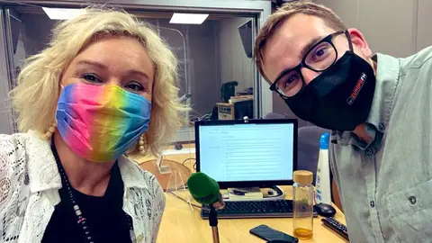 María José Suárez y Guiller Verdín en el estudio de Onda Cero Oviedo María José Suárez y Guiller Verdín en el estudio de Onda Cero Oviedo