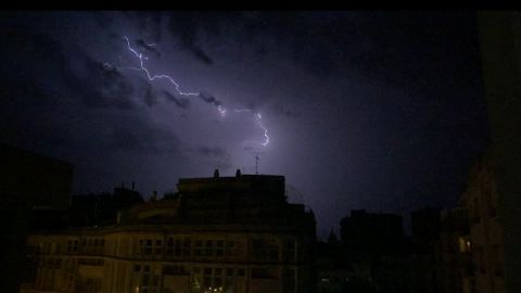 Rayo durante la tormenta en la capital