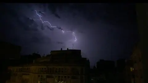 Rayo durante la tormenta en la capital Rayo durante la tormenta en la capital