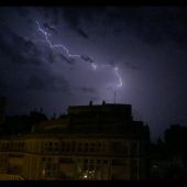 Rayo durante la tormenta en la capital