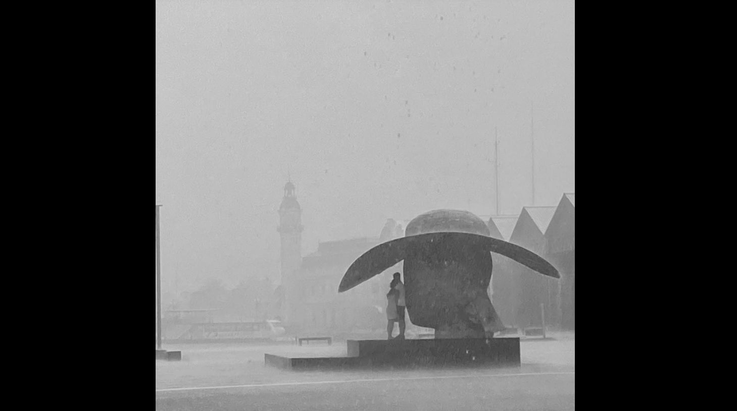 Buscan a la pareja fotografiada al resguardarse bajo una estatua de la tormenta en Valencia Buscan a la pareja fotografiada al resguardarse bajo una estatua de la tormenta en Valencia