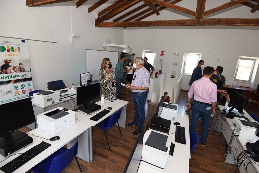 El presidente de la Diputación visita, en Carcaboso, el espacio donde se creará el Centro de Empleo y Emprendimiento “Charo Cordero” El presidente de la Diputación visita, en Carcaboso, el espacio donde se creará el Centro de Empleo y Emprendimiento “Charo Cordero”
