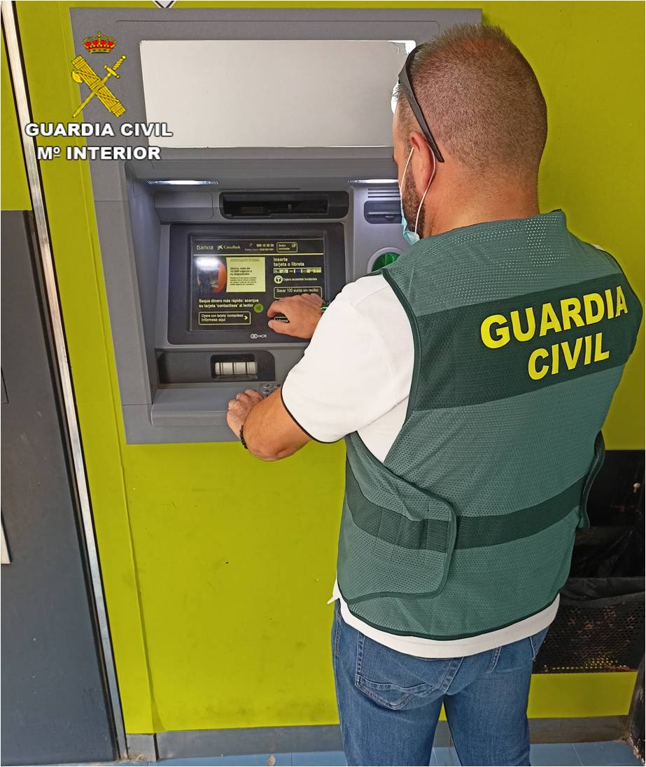 La Guardia Civil detiene a dos hombres en Dolores que realizaban estafas por medio del smishing La Guardia Civil detiene a dos hombres en Dolores que realizaban estafas por medio del smishing