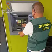 La Guardia Civil detiene a dos hombres en Dolores que realizaban estafas por medio del smishing La Guardia Civil detiene a dos hombres en Dolores que realizaban estafas por medio del smishing