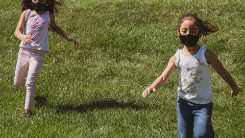 Niños con mascarilla Niños con mascarilla