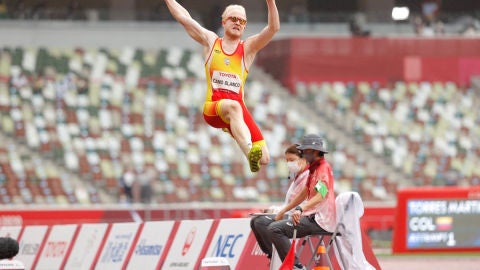 Iván Cano salta en el estadio olímpico de Tokio