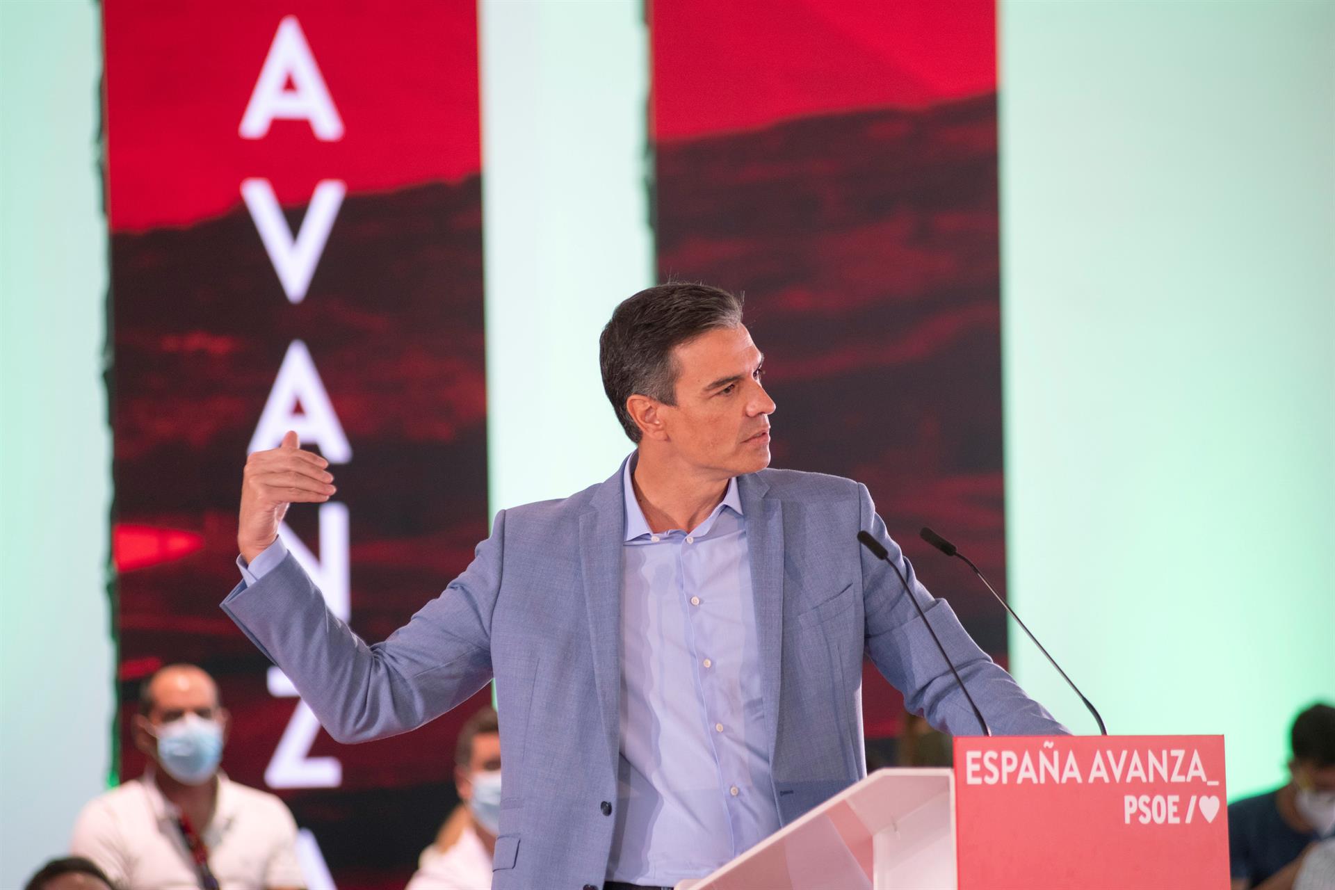 Pedro Sánchez: "Cuando acabe 2021 se habrá pagado de luz lo mismo que en 2018" Pedro Sánchez: "Cuando acabe 2021 se habrá pagado de luz lo mismo que en 2018"