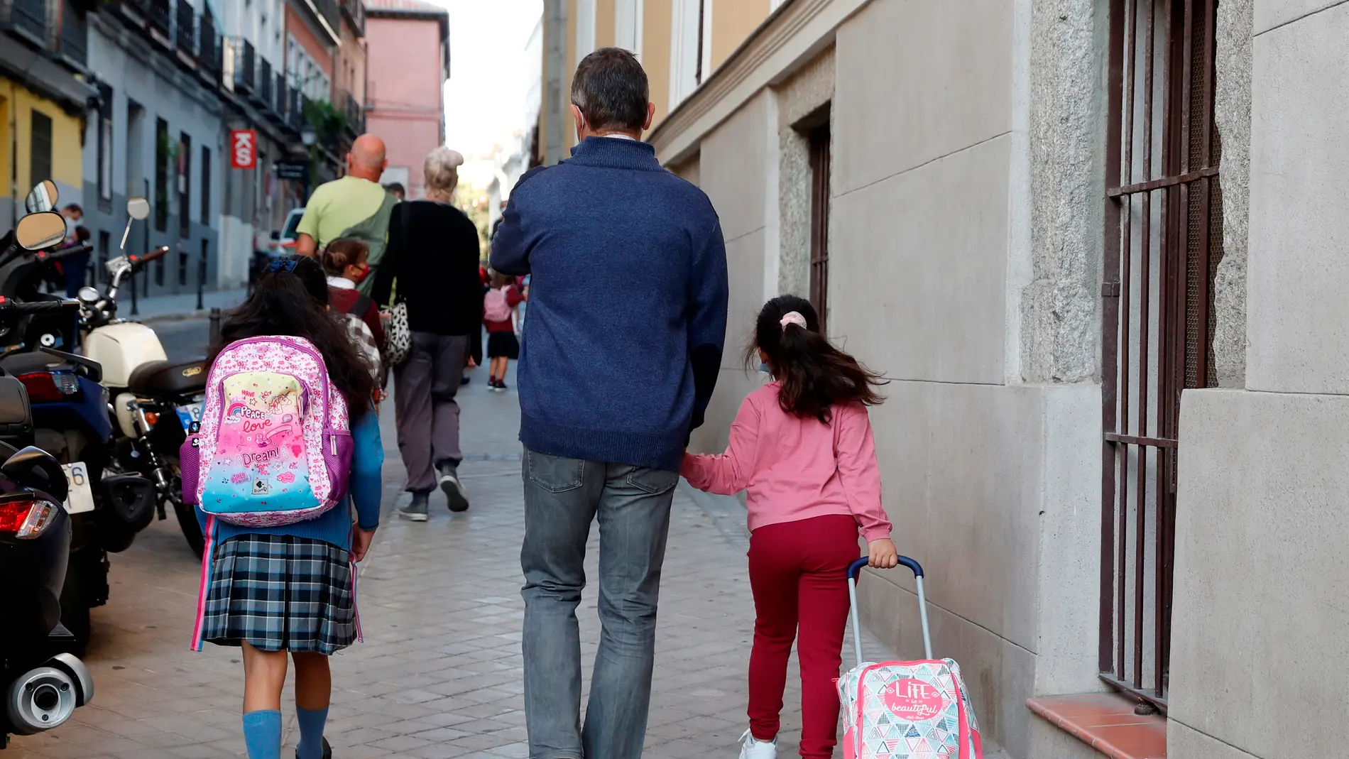 Varios niños asisten a su primer día de colegio en el centro de San Ildefonso de Madrid