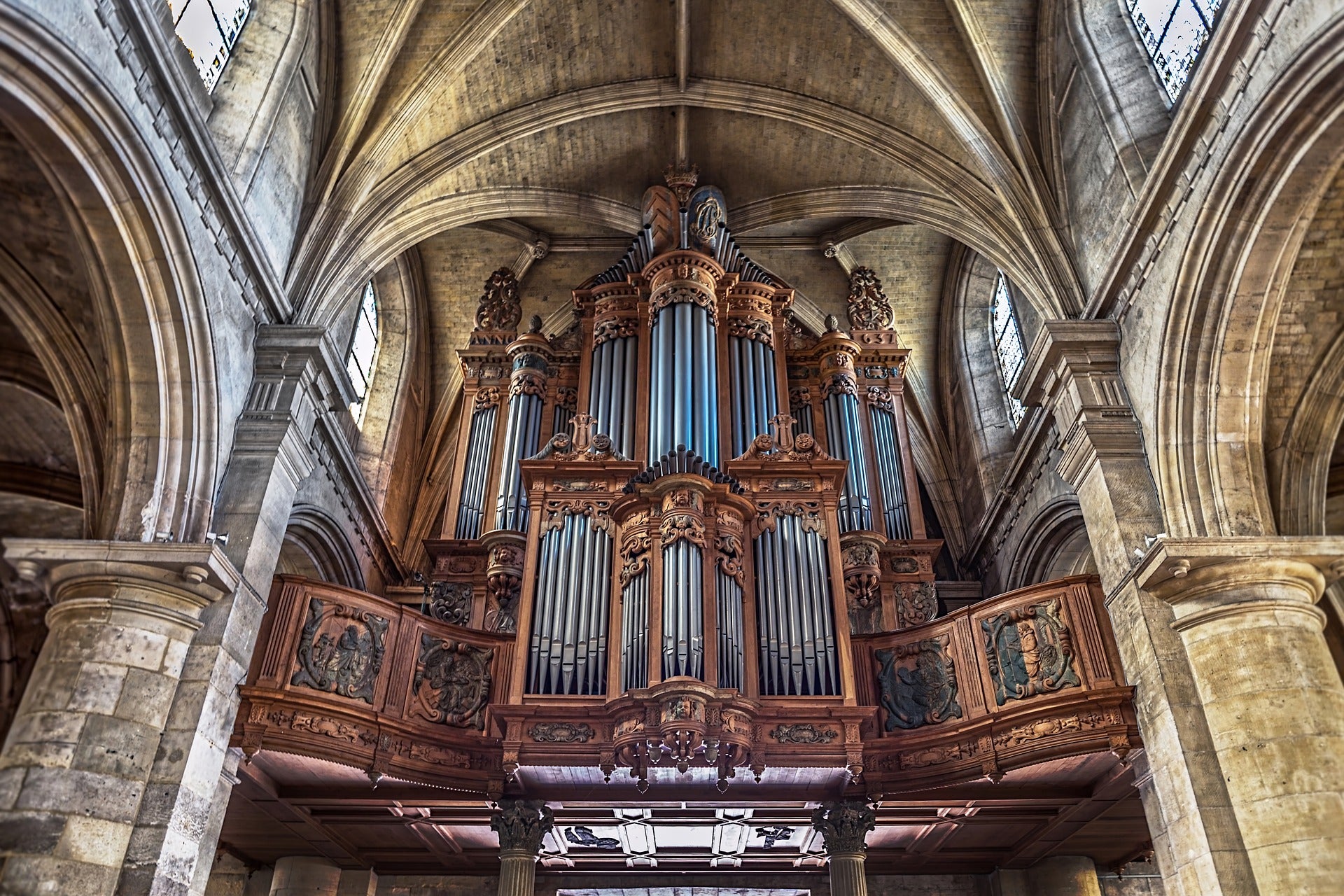 ¿Cómo suena la sintonía de 'Por fin no es lunes' desde la Capilla de los Condestables? ¿Cómo suena la sintonía de 'Por fin no es lunes' desde la Capilla de los Condestables?