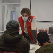 Voluntarios de Cruz Roja atendiendo a la ciudadanía