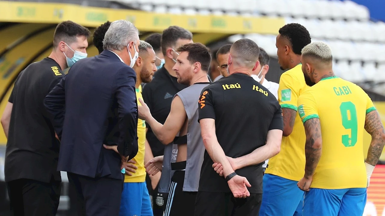 Messi, capitán de la selección argentina, habla con Tite, entrenador de Brasil, durante la suspensión del partido