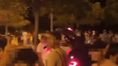 Jóvenes concentrados en el botellón disuelto en La Rambla de Crevillent. Jóvenes concentrados en el botellón disuelto en La Rambla de Crevillent.