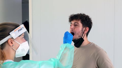 Sanitaria realizando test de covid