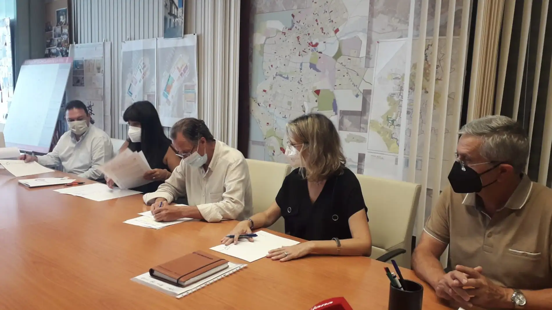 Instantes de la firma del convenio en el Ayuntamiento de Chiclana