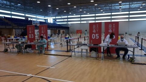 El polideportivo del Toscar de Elche se transforma esta semana de nuevo en vacunódromo frente a la covid-19. El polideportivo del Toscar de Elche se transforma esta semana de nuevo en vacunódromo frente a la covid-19.