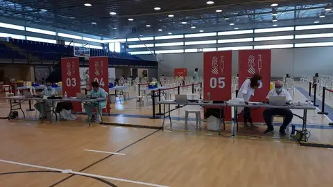 El polideportivo del Toscar de Elche se transforma esta semana de nuevo en vacunódromo frente a la covid-19. El polideportivo del Toscar de Elche se transforma esta semana de nuevo en vacunódromo frente a la covid-19.