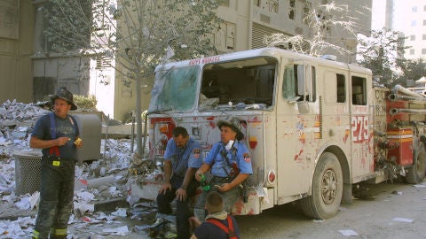 Equipos de rescate toman un descanso durante los trabajos en la Zona Cero tras los atentados del 11S