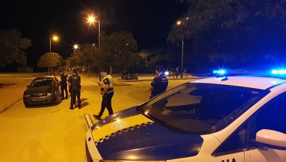 Control de la Policía Local de Crevillent en el botellón disuelto en La Rambla de la localidad. 