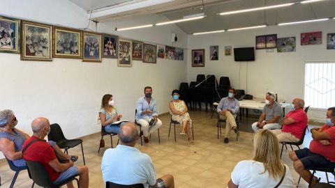 Reunión de integrantes del PP de Elche con vecinos de la pedanía de La Hoya. Reunión de integrantes del PP de Elche con vecinos de la pedanía de La Hoya.