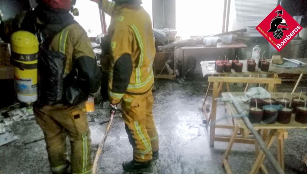 Bomberos en el interior de la fábrica de cirios del parque empresarial de Elche.