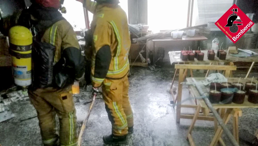 Bomberos en el interior de la fábrica de cirios del parque empresarial de Elche. Bomberos en el interior de la fábrica de cirios del parque empresarial de Elche.