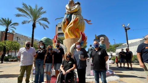 La Delegada del Gobierno, Gloria Calero, durante la visita a una Falla de Torrent.