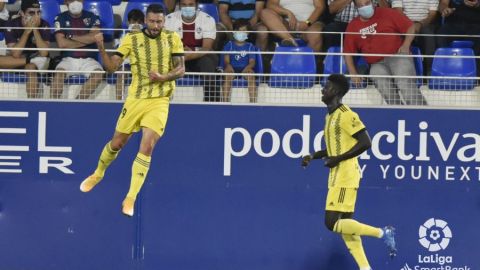 Borja Bast&oacute;n y Obeng festejan el 0-1 en Huesca.