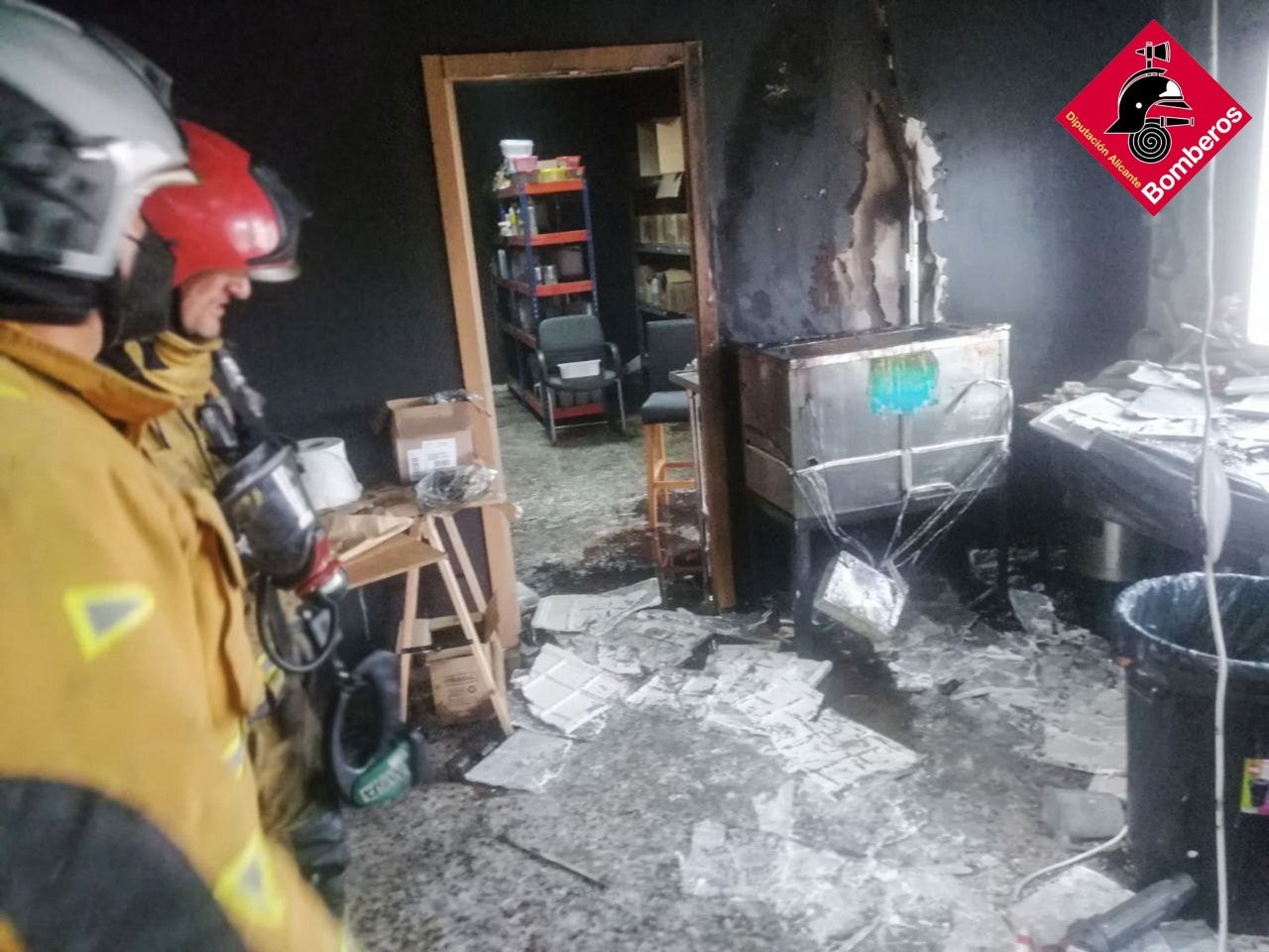 Un incendio calcina una fábrica de velas en el parque empresarial de Elche sin causar heridos Un incendio calcina una fábrica de velas en el parque empresarial de Elche sin causar heridos