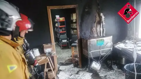 Incendio en la fábrica de cirios ubicada en el parque empresarial de Elche. Incendio en la fábrica de cirios ubicada en el parque empresarial de Elche.
