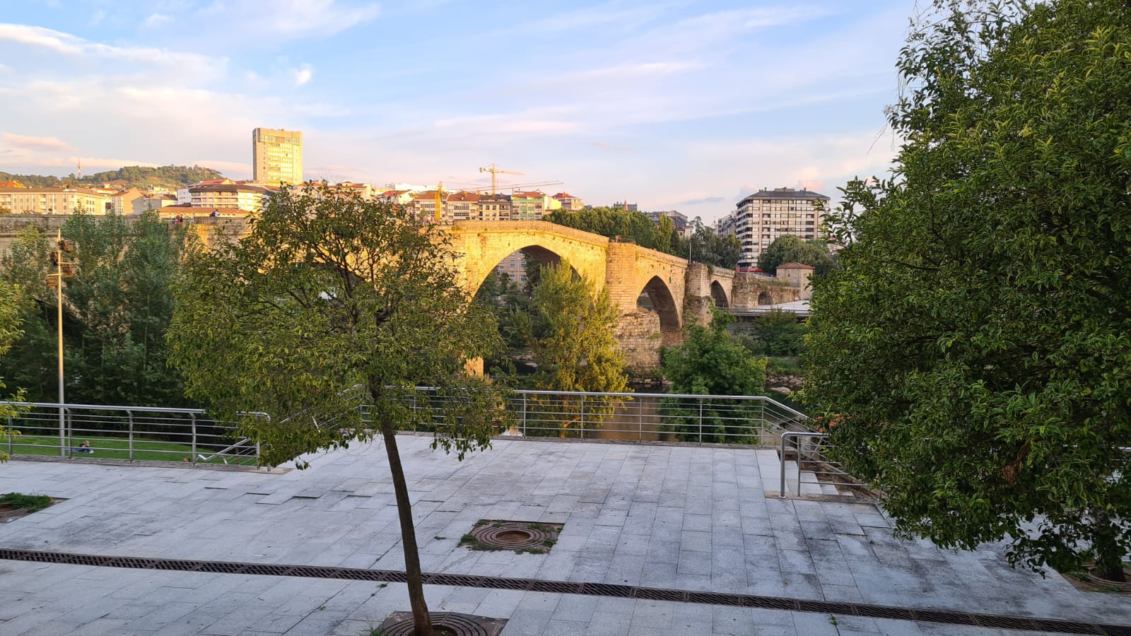 O Concello licitará unha zona de terrazas de hostalaría con vistas ao río Miño O Concello licitará unha zona de terrazas de hostalaría con vistas ao río Miño