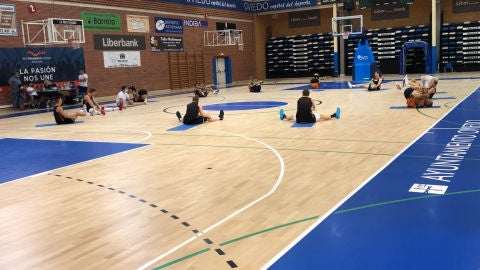 La plantilla del Unicaja Banco Oviedo Baloncesto, en el inicio de sus entrenamientos de pretemporada.