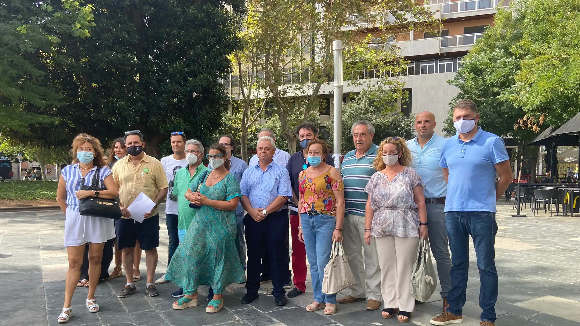Asociaciones y entidades de comerciantes de Palma se reúnen en Plaza España para pedir el cese del regidor Dalmau.