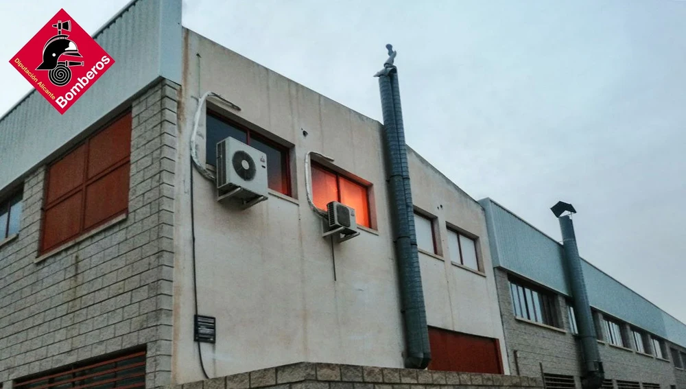 Fábrica afectada por el incendio en el parque empresarial de Elche. Fábrica afectada por el incendio en el parque empresarial de Elche.