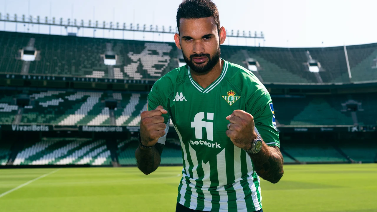 Willian José posa con la camiseta del Betis en el Benito Villamarín.