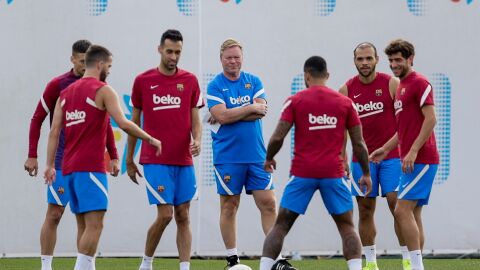 Koeman dirigiendo un entrenamiento del FC Barcelona
