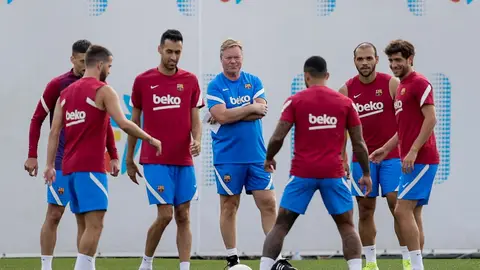 Koeman dirigiendo un entrenamiento del FC Barcelona Koeman dirigiendo un entrenamiento del FC Barcelona