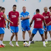 Koeman dirigiendo un entrenamiento del FC Barcelona Koeman dirigiendo un entrenamiento del FC Barcelona